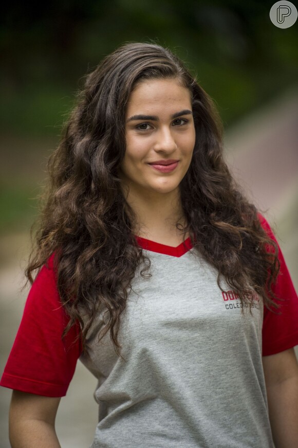 Júlia (Lívian Aragão): é aluna do Dom Fernão. A adolescente é estudiosa e mandona