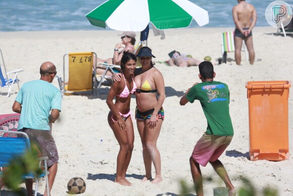 Grávida de cinco meses de sua primeira filha, Maria Flor, Deborah Secco está suando a camisa para manter o físico e a saúde durante a gestação. Nesta quarta-feira, 12 de agosto de 2015, a artista malhou com seu personal trainer na praia da Barra da Tijuca, no Rio. Deborah também estava acompanhada pelo noivo, Hugo Moura