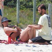 Grávida, Deborah Secco malha de biquíni e shortinho em praia do Rio. Fotos!