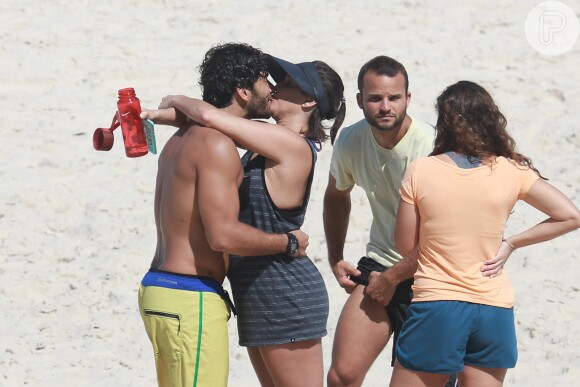 Depois do treino, Deborah Secco trocou beijos com o noivo, Hugo Moura