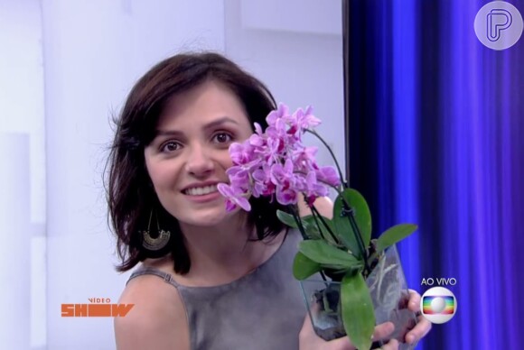 Monica Iozzi mostrou empolgada vaso de flores que ganhou de Raphael Sander no 'Vídeo Show': 'Maravilhosas'