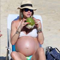 Grávida de gêmeos, Luana Piovani vai à praia e exibe barriga de 8 meses