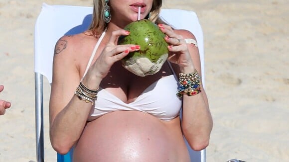 Grávida de gêmeos, Luana Piovani vai à praia e exibe barriga de 8 meses