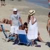 Luana Piovani curtiu a praia de Ipanema, na Zona Sul do Rio, acompanhada por um amigo nesta quarta-feira, 12 de agosto de 2015. De biquíni, a atriz deixou à mostra a barriga de oito meses de gestação dos gêmeos Bem e Liz