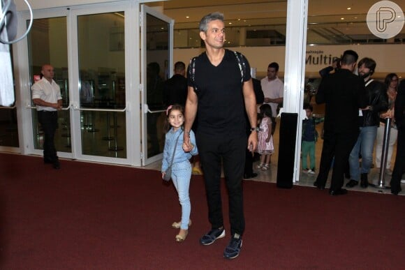 O marido de Flávia Alessandra levou a filha ao teatro, no Rio