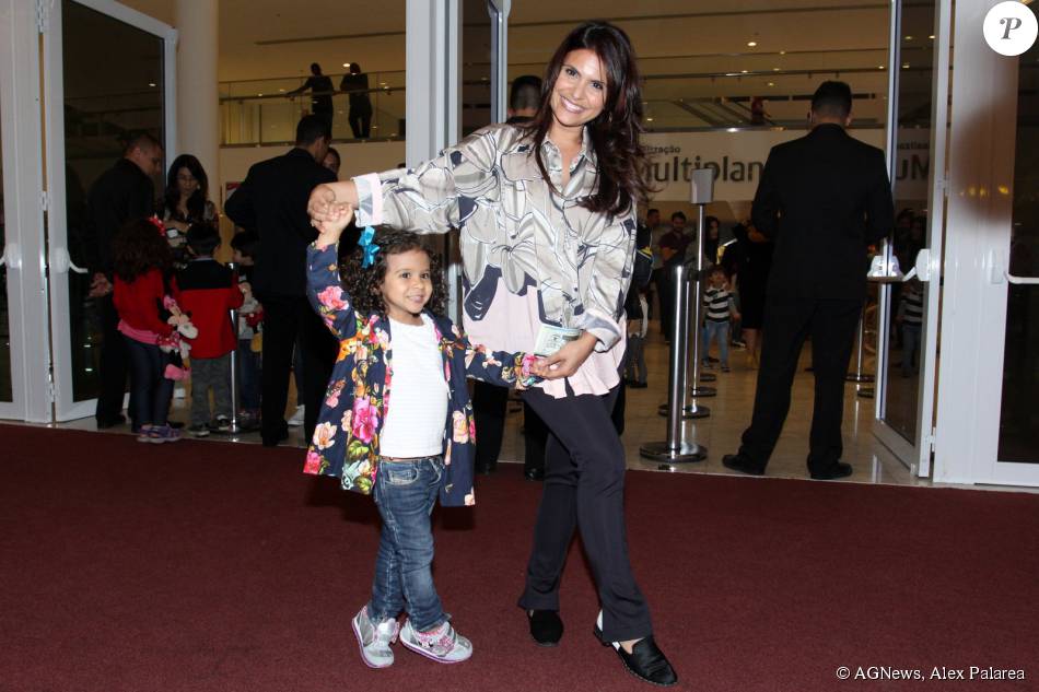 A Cantora Aline Barros Levou A Pequena Maria Catherine Para Assistir Ao Musical Purepeople Com a tematica princesas, a festa foi decorada com espelhos por todo o local, e em cima do bolo cor de rosa. a cantora aline barros levou a pequena