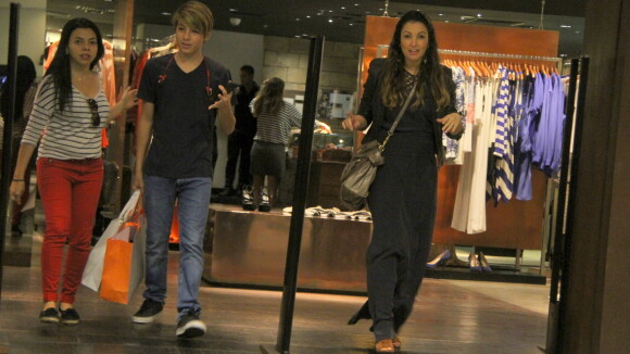Patricia Poeta faz compras em shopping ao lado do filho, Felipe, de 13 anos