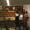 Patricia Poeta passeou com o filho, Felipe, de 13 anos, pelo shopping Fashion Mall, em São Conrado, na Zona Sul do Rio, na noite de quarta-feira, 12 de agosto de 2015