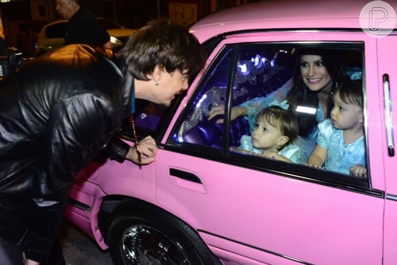 Maya e Kiara chegaram em sua festa de aniversário em limousine cor-de-rosa e foram recebidas pelo pai, Leandro