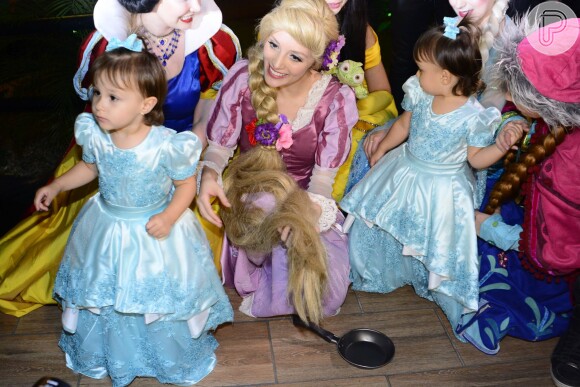 Maya e Kiara se divertiram com atrizes fantasiadas de princesas na festa de aniversário de dois anos