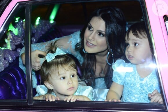 Maya e Kiara chegaram em limousine à sua festa de aniversário, ao lado da mãe, Natália Guimarães