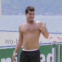 Thiago Martins joga futebol sem camisa no evento 'Desafio das estrelas', no Rio