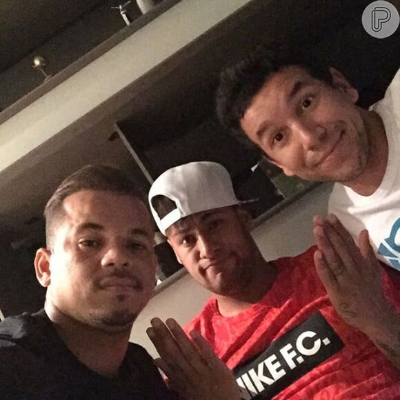 Neymar foi alvo de brincadeira do amigo Jô Amancio, na foto à esquerda, por conta do diagnóstico de infecção: 'Amigo que é amigo pega caxumba junto!!'