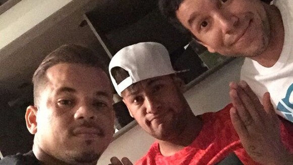 Neymar aparece em foto com o rosto inchado após ser diagnosticado com caxumba