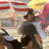 Erika Mader curtiu a tarde desta quinta-feira, 13 de agosto de 2015, na praia. A artista estava acompanhada pelo marido, o músico Pedro Carneiro, e pela filha do casal