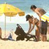 Erika Mader curtiu a tarde desta quinta-feira, 13 de agosto de 2015, na praia. A artista estava acompanhada pelo marido, o músico Pedro Carneiro, e pela filha do casal