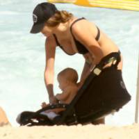 Erika Mader vai à praia com o marido e brinca com a filha em piscininha inflável