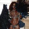 Rihanna participou do carnaval de Barbados e a fantasia ressaltou sua boa forma: 'Vou fazer dieta pra quê?'