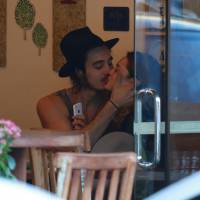 Isabelle Drummond e o namorado, Tiago Iorc, trocam beijos em restaurante no Rio
