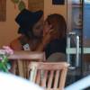 Casal parecia apaixonado ao trocar beijos durante o almoço na Barra da Tijuca, no Rio