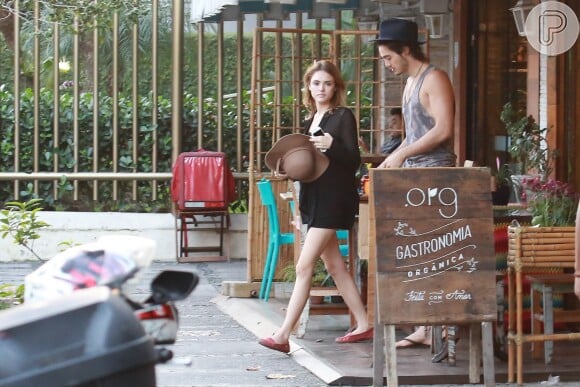 Isabelle Drummond e o namorado, Tiago Iorc, deixam restaurante orgânico no Rio