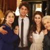 Laís (Luisa Arraes) ficou noiva de Rafael (Chay Suede) e posou com ele e suas duas mãe para a imprensa de Jatobá, na novela 'Babilônia'