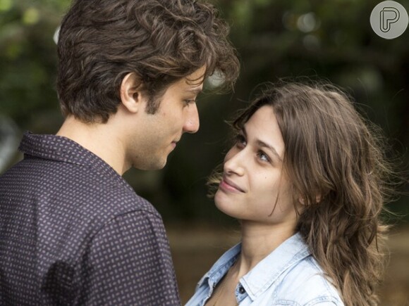 Laís (Luisa Arraes) decide sair de casa e Rafael (Chay Suede) apoia a noiva, na novela 'Babilônia'