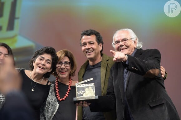 Marcos Palmeira prestigiou homenagem ao pai, Zelito Viana, na 43ª edição do Festival de Cinema de Gramado, ao lado da irmã, Betse de Paula, e da mãe, Vera de Paula
