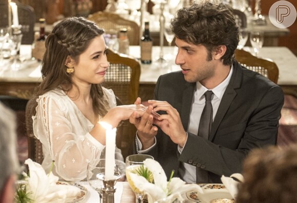 Mesmo contra a vontade da família, Laís e Rafael ficaram noivos