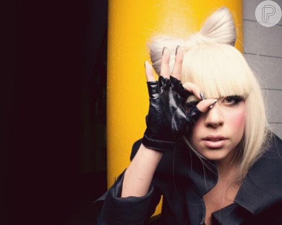 Internautas criticaram a apresentadora Patrícia Abravanel por posar fazendo gesto característico da cantora Lady Gaga