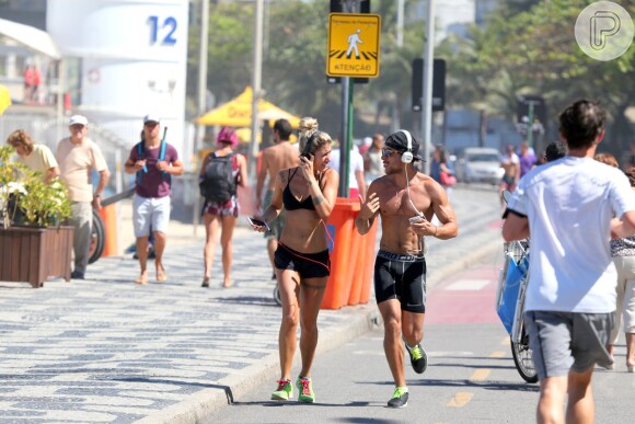 Gabriela Pugliesi correu ao lado de um amigo na orla do Leblon, nesta sexta-feira, dia 14 de agosto de 2014, e exibiu seu corpo sarado