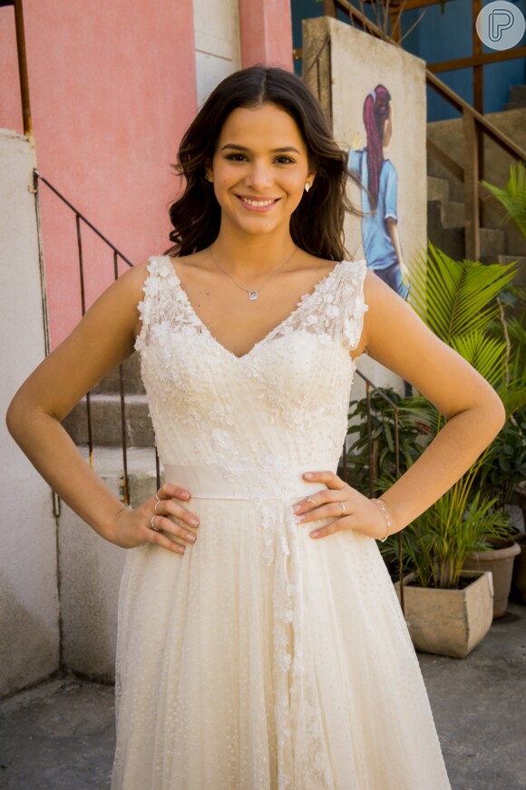 O vestido de noiva que foi de Eva (Soraya Ravenle) e será usado por Maru (Bruna Marquezine) em seu casamento é roubado, na novela 'I Love Paraisópolis'