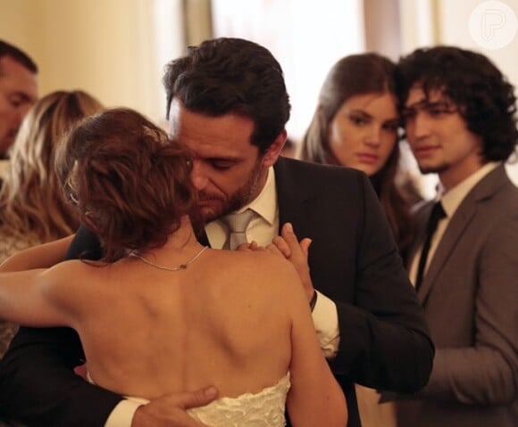 Alex (Rodrigo Lombardi) se casou com Carolina (Drica Moraes) ára ficar mais perto de Angel (Camila Queiroz), mas não está mais aguentando