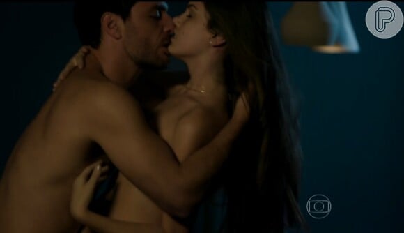 Alex (Rodrigo Lombardi) só tem cabeça para Angel (Camila Queiroz) depois que voltou a se encontrar escondido com a ninfeta