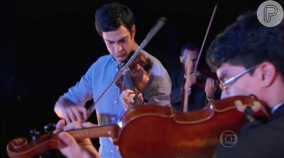 Mateus Solano toca violino no 'Estrelas'