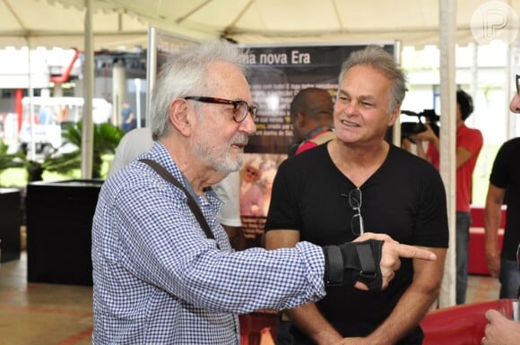 Paulo José é fotografado em conversa com o ator Kadu Moliterno