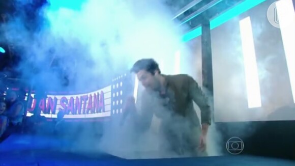 Luan Santana surge do chão por meio de elevador