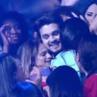 'Domingão': Luan Santana é agarrado por fãs e recebe ajuda para chegar ao palco