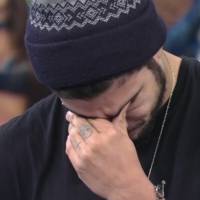 Caio Castro chora ao receber recado de pais de fã que morreu de câncer