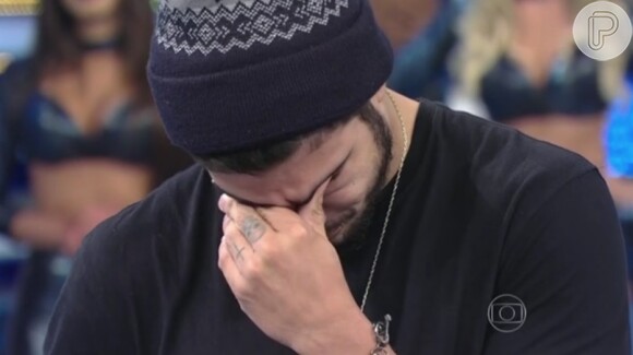Caio Castro chora ao receber recado dos pais de fã que morreu de câncer, no 'Arquivo Confidencial', no 'Domingão do Faustão', em 16 de agosto de 2015