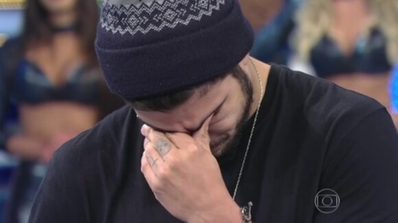 Caio Castro chora ao receber recado de pais de fã que morreu de câncer