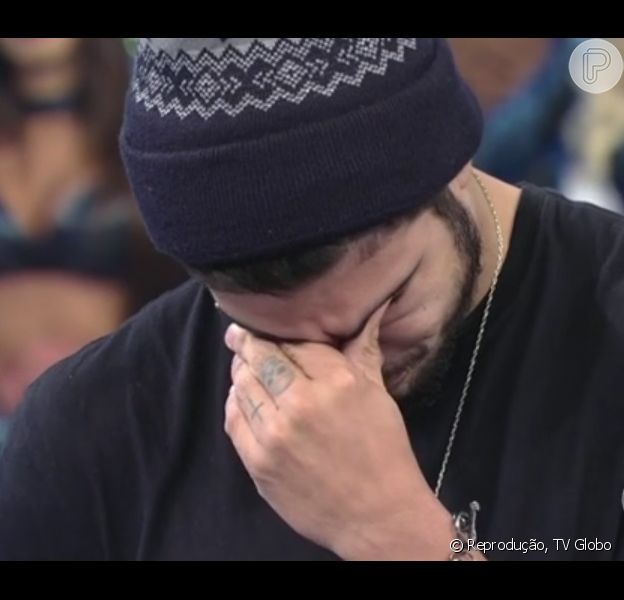 Caio Castro chora ao receber recado de pais de fã que morreu de câncer Purepeople