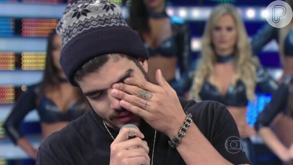 Caio Castro chora ao receber recado dos pais de fã que morreu de câncer