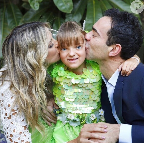 Ticiane Pinheiro e Cesar Tralli posam com Rafaella Justus no aniversário de 6 anos da menina