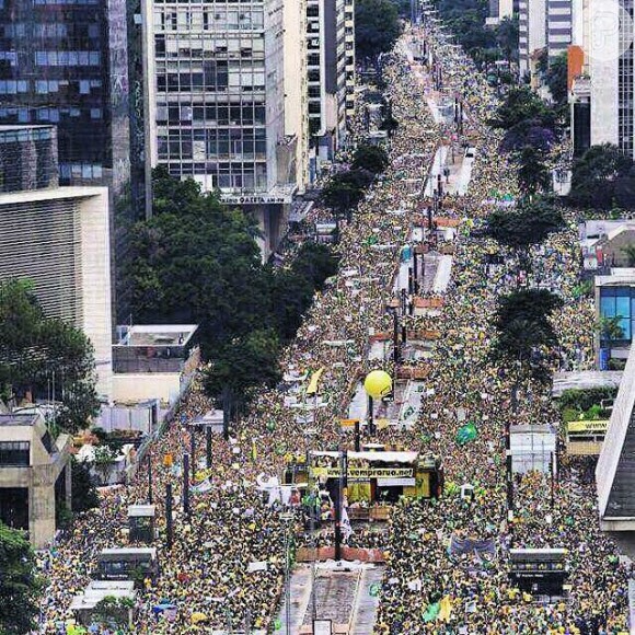 Regina Duarte também compartilhou uma imagem da Avenida Paulista, em São Paulo, onde também aconteceram protestos políticos