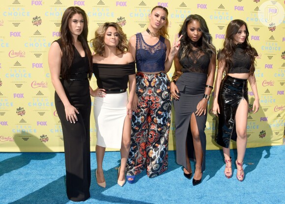 Lauren Jauregui, Ally Brooke Hernandez, Dinah Jane Hansen, Normani Kordei e Camila Cabello do Fifth Harmony, que levaram o troféu de Melhor Grupo Feminino no Teen Choice Awards 2015