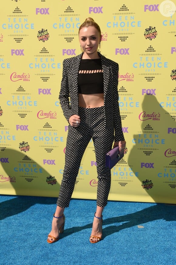 A atriz Peyton Roi List deixou a barriga à mostra com top cropped e terninho no Teen Choice Awards 2015