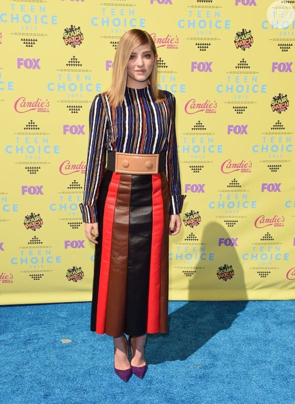 A atriz Willow Shields escolheu saia e blusa com diferentes estampas de listras coloridas para o Teen Choice Awards 2015