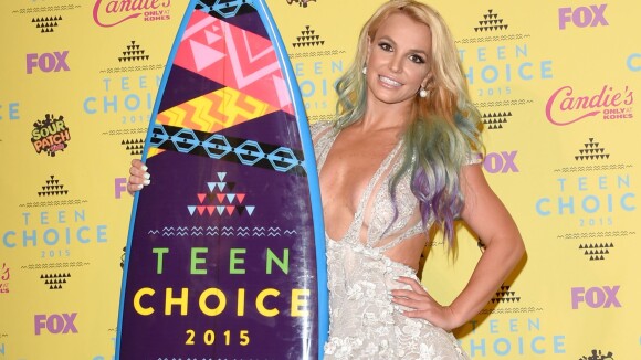 Britney Spears aposta em decote no Teen Choice Awards 2015. Veja looks!