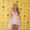 Para o Teen Choice Awards 2015, Britney Spears escolheu vestido decotado de renda de Mikael D, com detalhes de flores, sandálias prateadas Le Silla e jóias Jennifer Meyer. A cantora ainda chamou a atenção pelas pontas coloridas dos longos cabelos loiros
